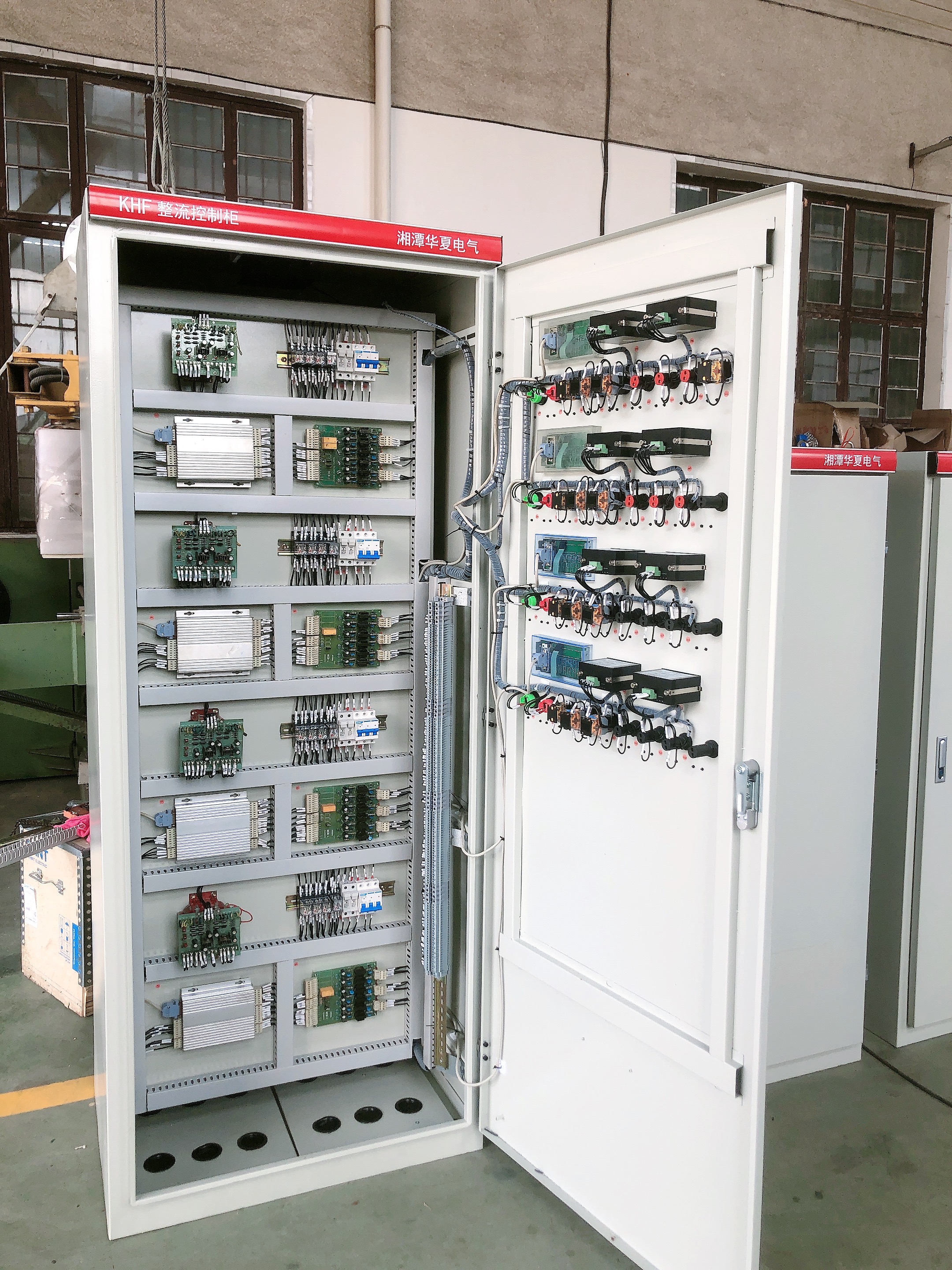 整流控制柜内景